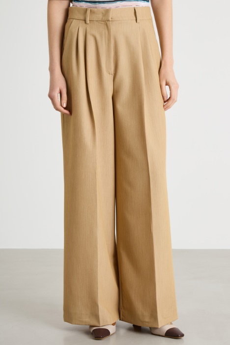 Pantalone ampio con doppia pince
