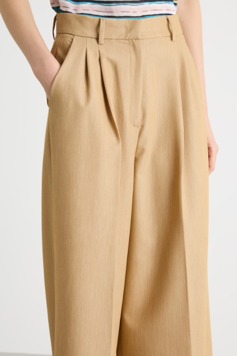 Pantalone ampio con doppia pince