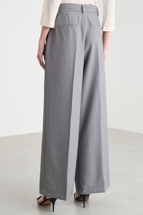 Pantalone ampio con doppia pince