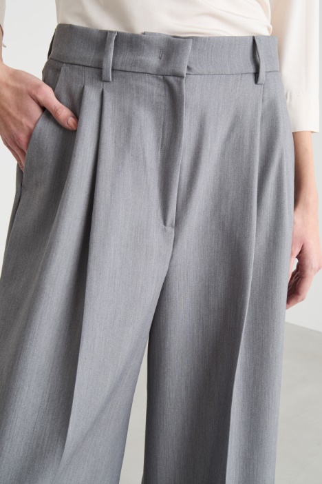Pantalone ampio con doppia pince