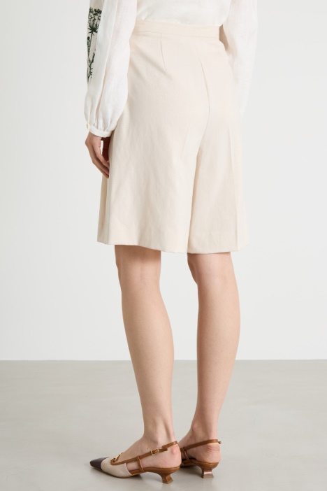 Bermudas evasé con pinzas