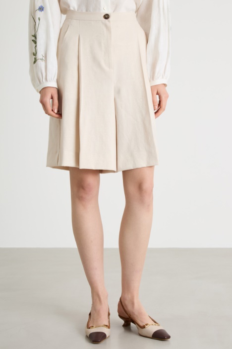 Bermudas evasé con pinzas
