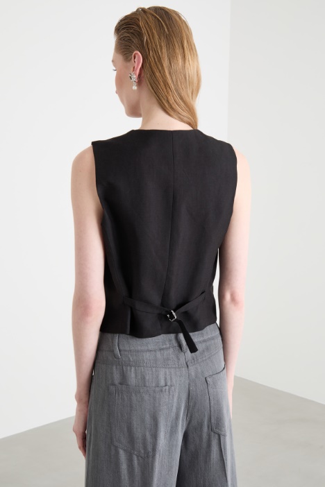 Gilet aderente con cinturino posteriore