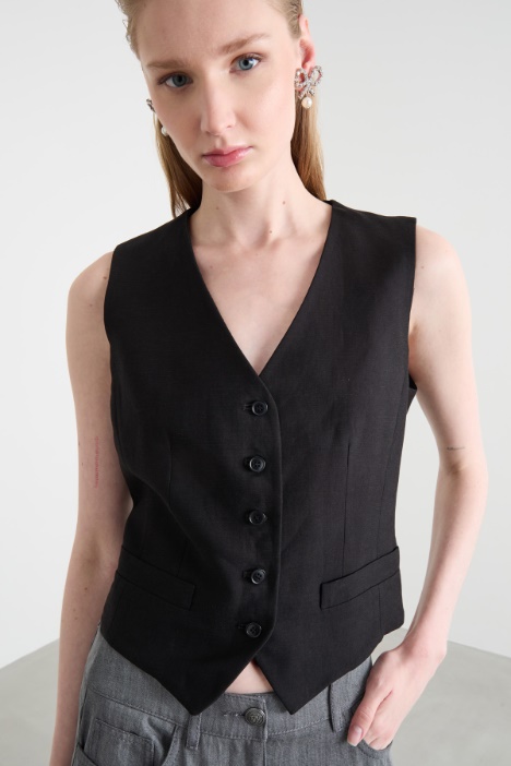 Gilet aderente con cinturino posteriore