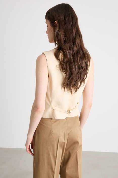 Gilet aderente con cinturino posteriore