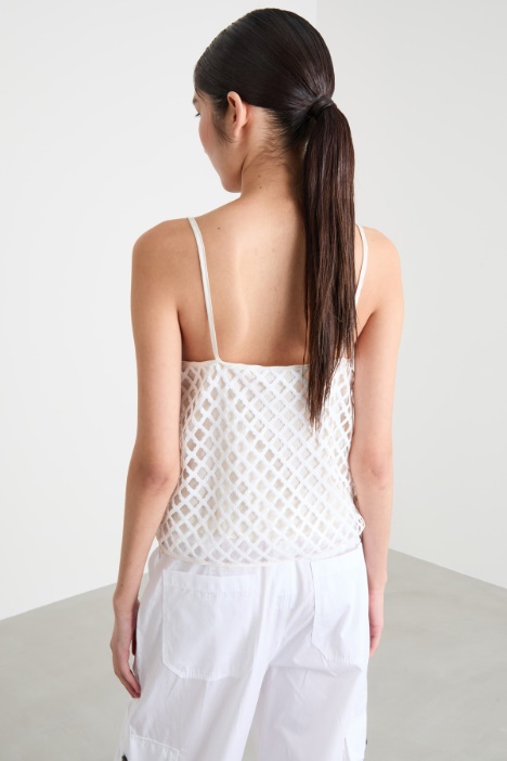 Top de malla con lentejuelas bordadas