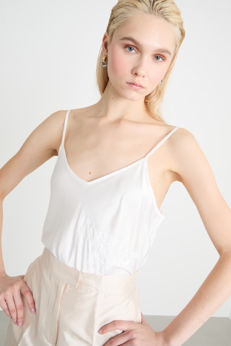 Top in raso ricamato