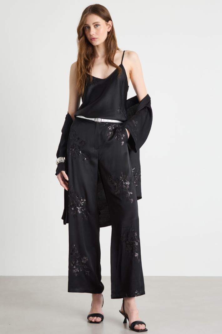 Embroidered satin top Intrend