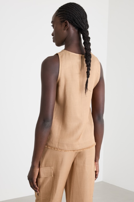 Top con orlo sfrangiato