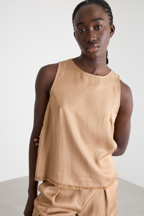 Top con orlo sfrangiato