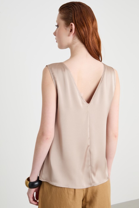 Top smanicato in raso