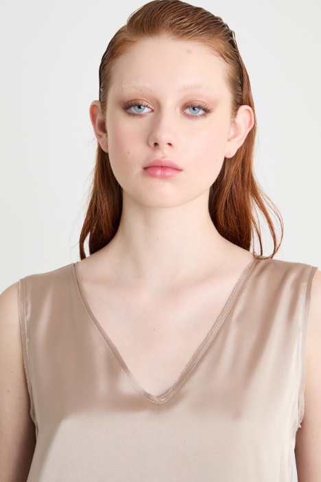 Top smanicato in raso