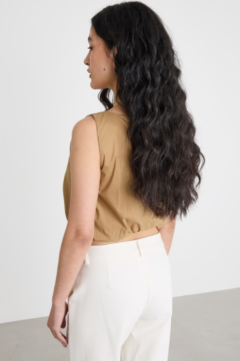 Top smanicato con fondo elastico