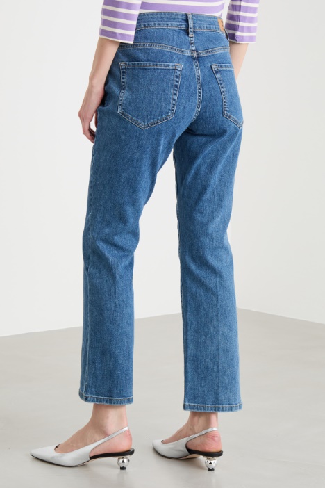 Jeans aderente con fondo flare