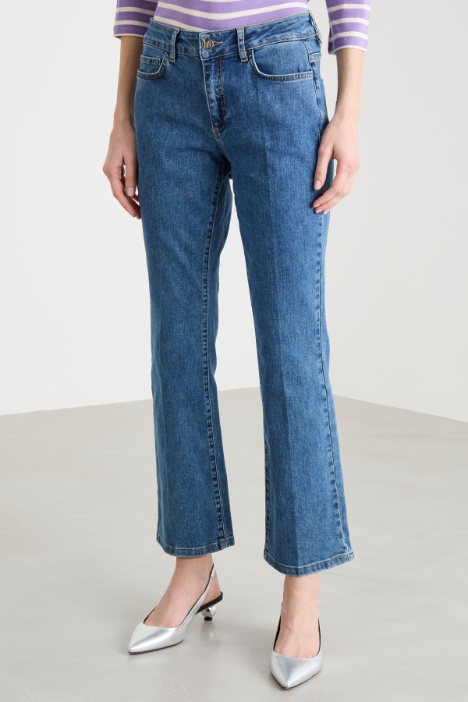 Jeans aderente con fondo flare