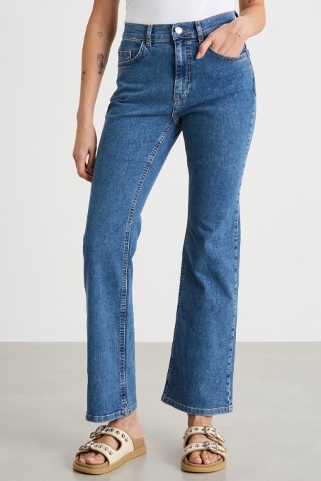 Vaqueros ajustados de bajo acampanado