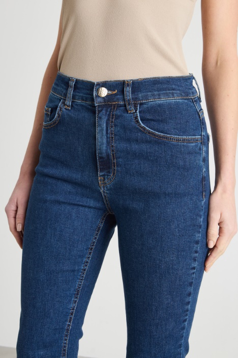 Vaqueros ajustados de bajo acampanado