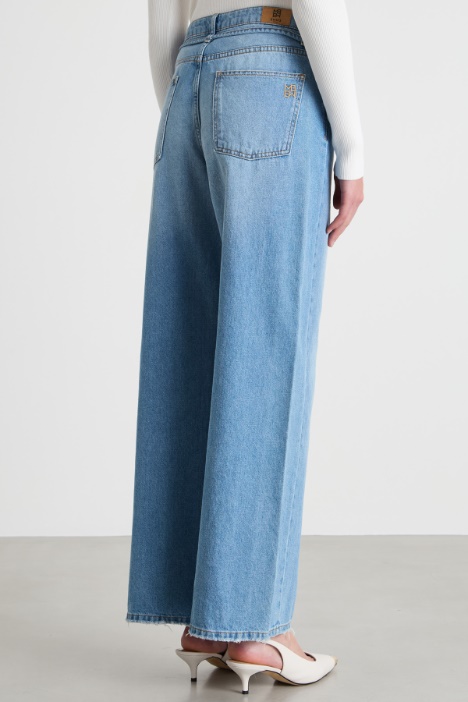 Jeans ampio con cintura