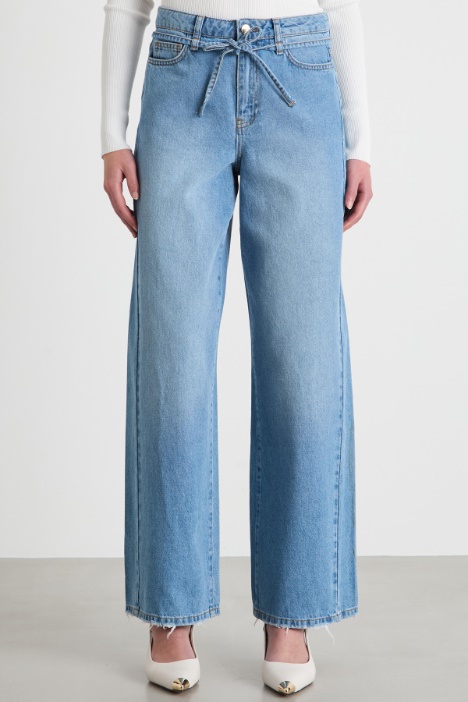 Jeans ampio con cintura