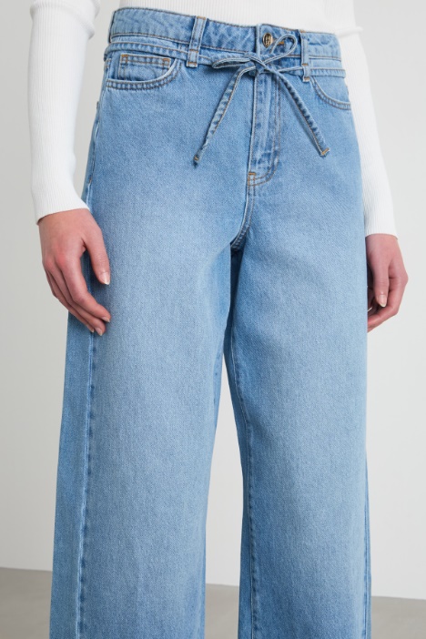 Jeans ampio con cintura