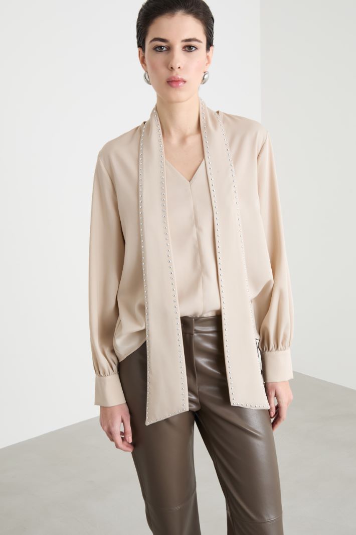 Scarf-collar blouse Intrend - 2