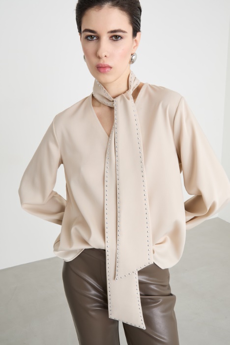 Blusa con collo a foulard