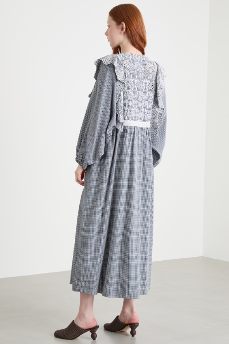 Abito Vichy con ricamo