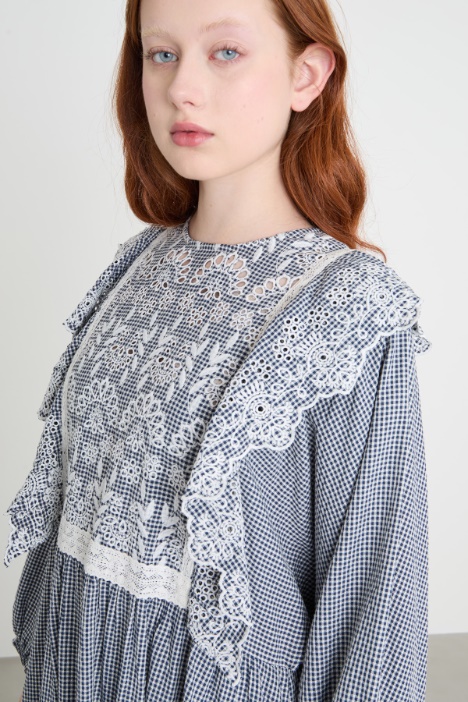 Abito Vichy con ricamo