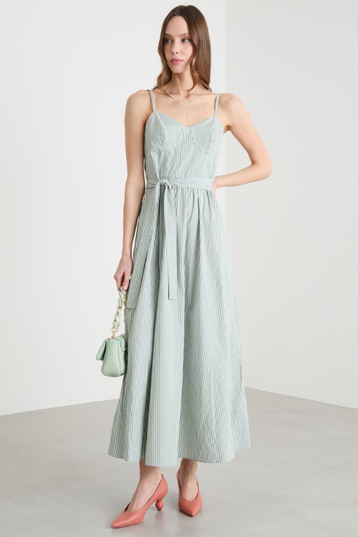 Abito lungo con scollo a cuore Intrend