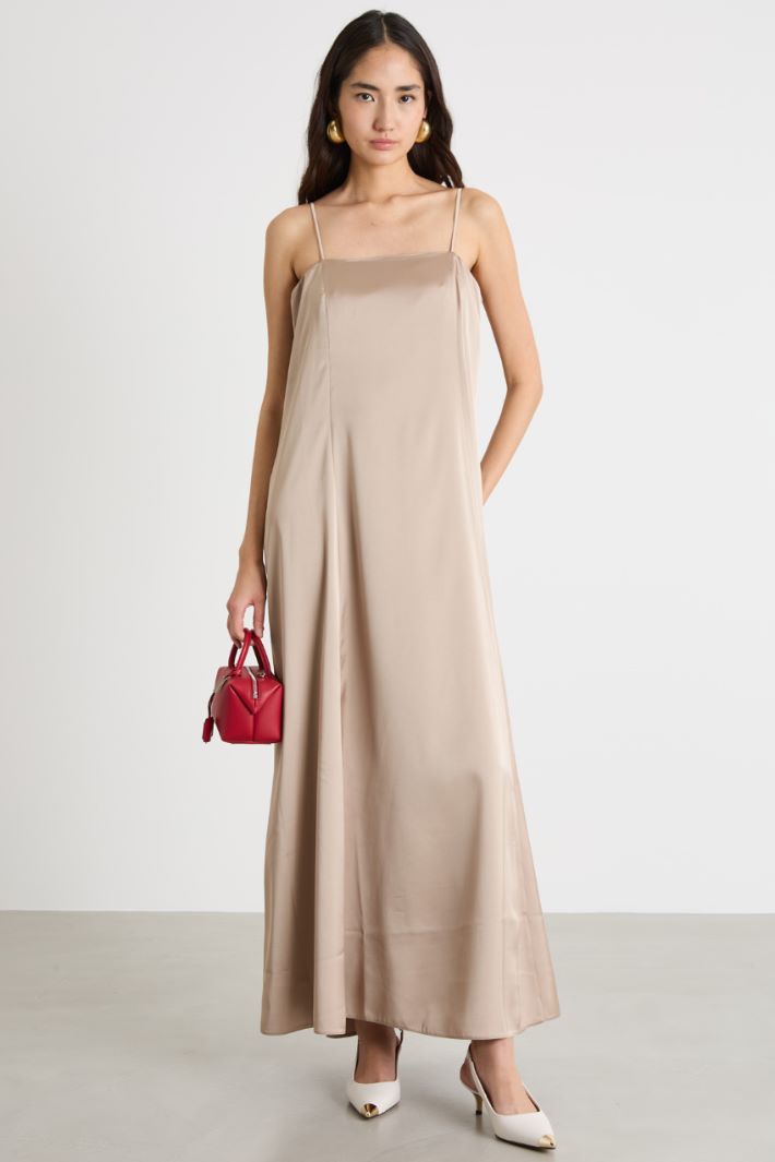 Abito lungo in raso Intrend