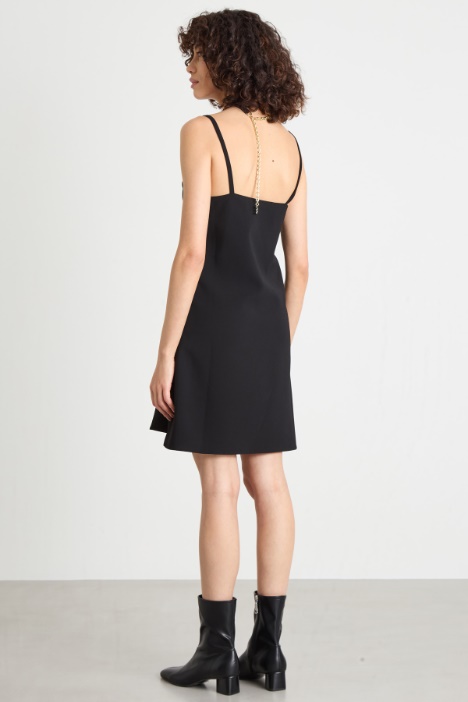 Vestido corto con detalle joya