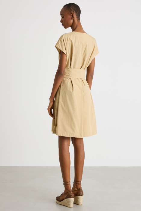 Abito smanicato corto