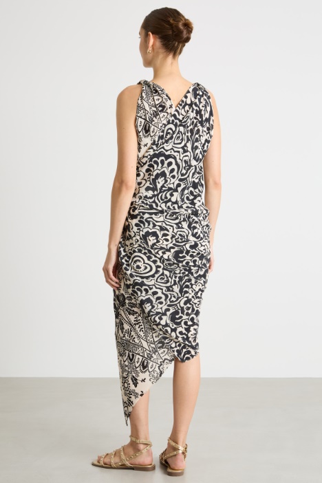 Abito asimmetrico con dettaglio di nodo