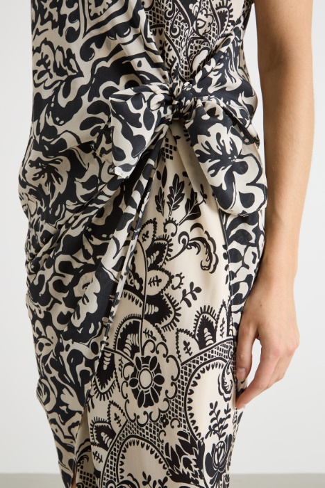 Abito asimmetrico con dettaglio di nodo