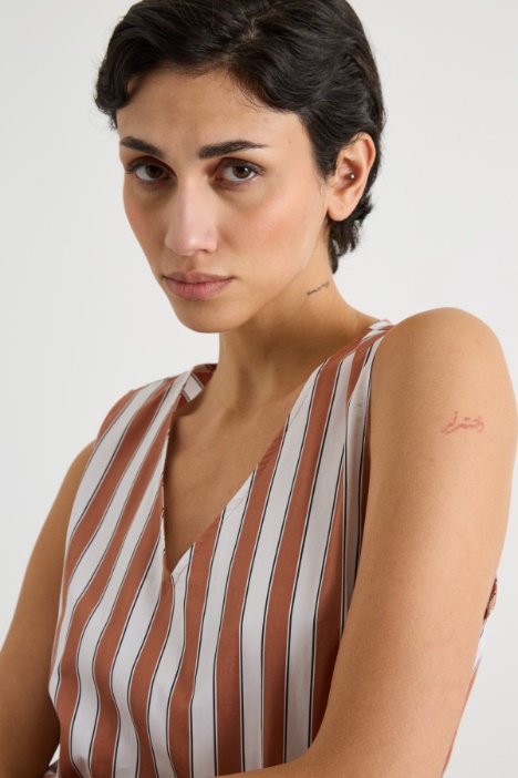 Abito in popeline con scollo a V