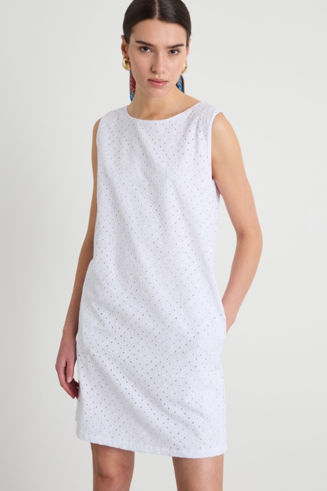 Abito smanicato in sangallo