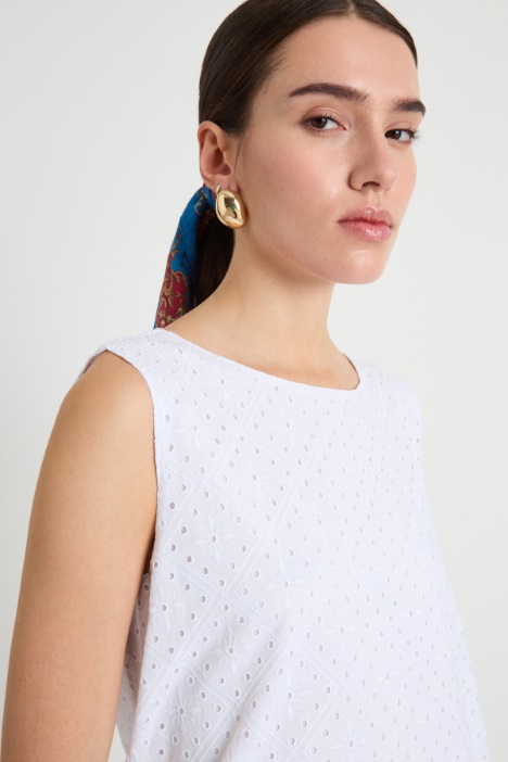 Abito smanicato in sangallo