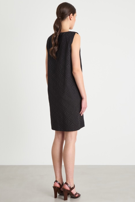 Abito smanicato in sangallo