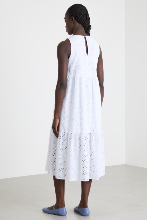 Vestido de sangallo con volantes