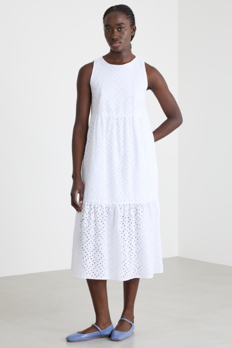 Vestido de sangallo con volantes