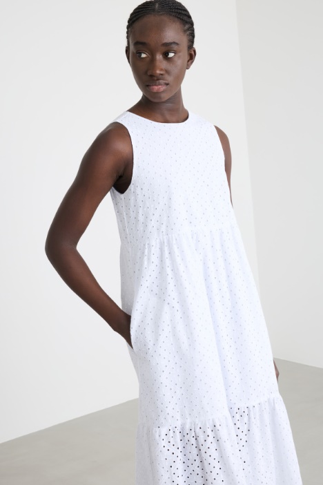 Vestido de sangallo con volantes