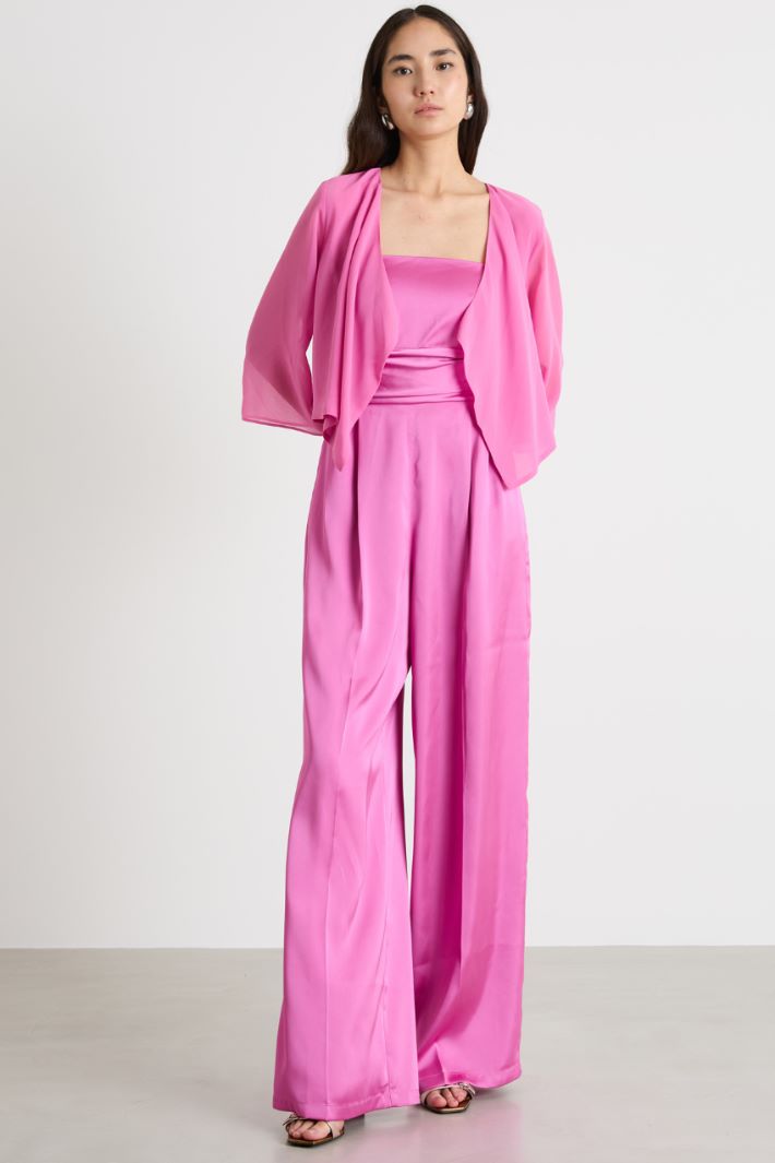 Technical satin jumpsuit with shrug Intrend - 2