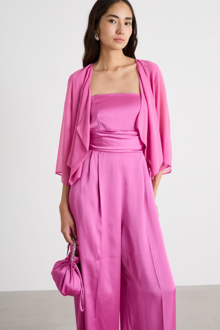 Technical satin jumpsuit with shrug Intrend - 3