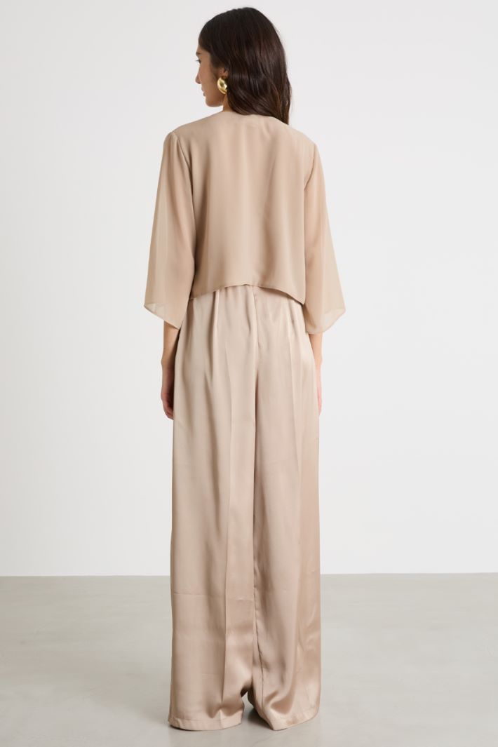 Technical satin jumpsuit with shrug Intrend - 4