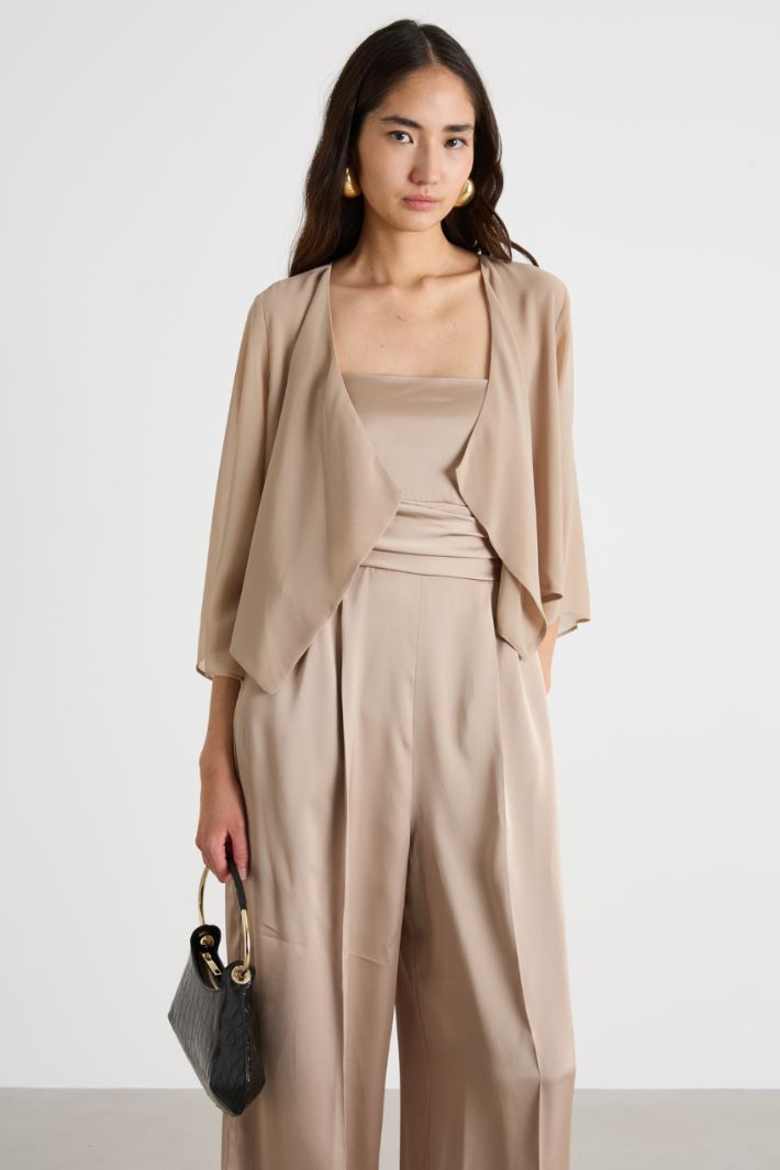 Technical satin jumpsuit with shrug Intrend - 3