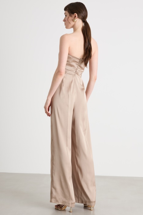 Tuta smanicata in raso