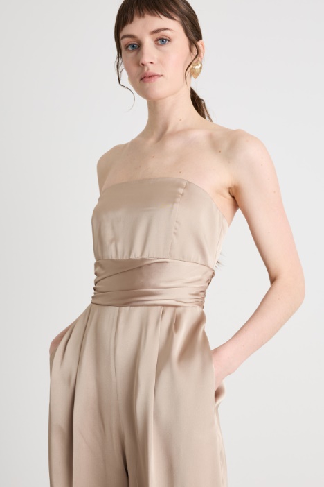 Tuta smanicata in raso