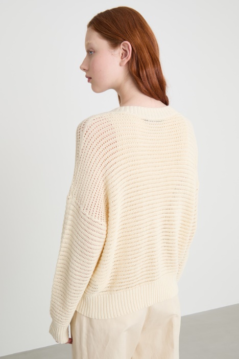 Maglia traforata con scollo a V