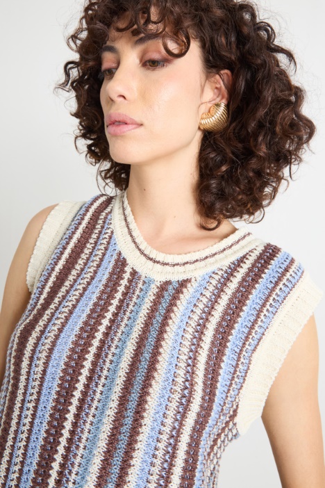 Top de punto con flecos