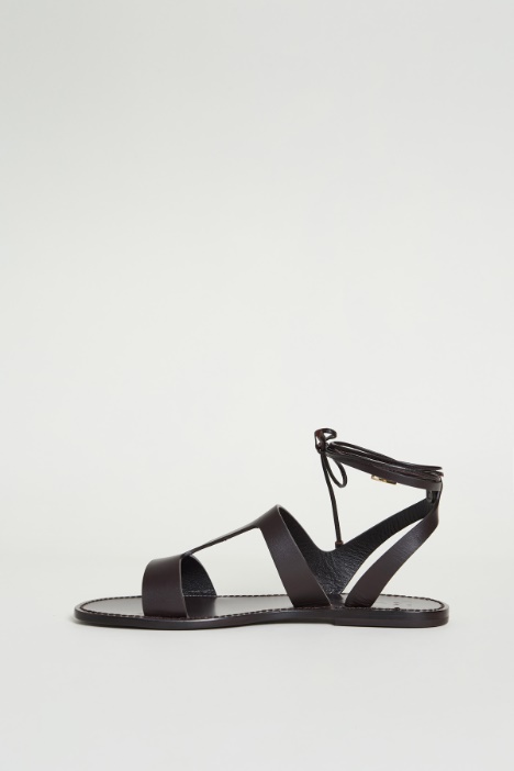 Sandalo flat in pelle con lacci